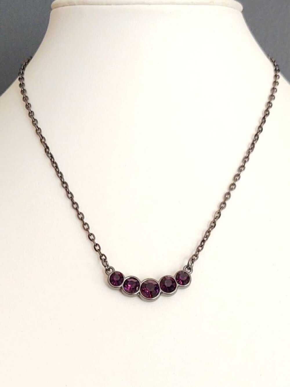 Curved bar purple glass necklace